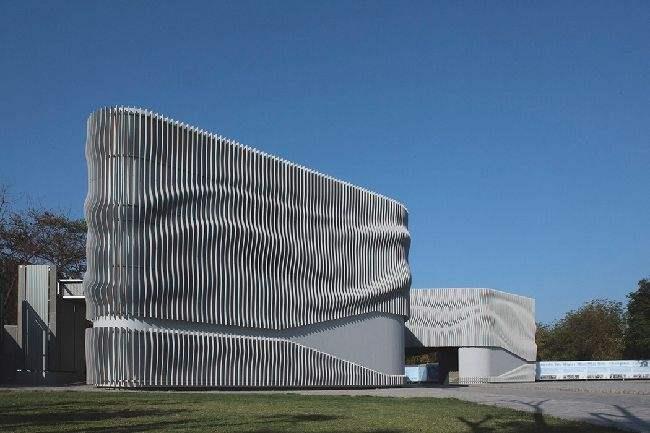 青岛浅谈现代建筑采用网架结构安装的主要优势和应用